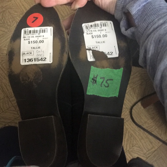 Black Suede material ankle boots women’s size 7 from Steve Madden. Low heel - Picture 6 of 6